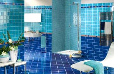 Синяя плитка в ванной комнате