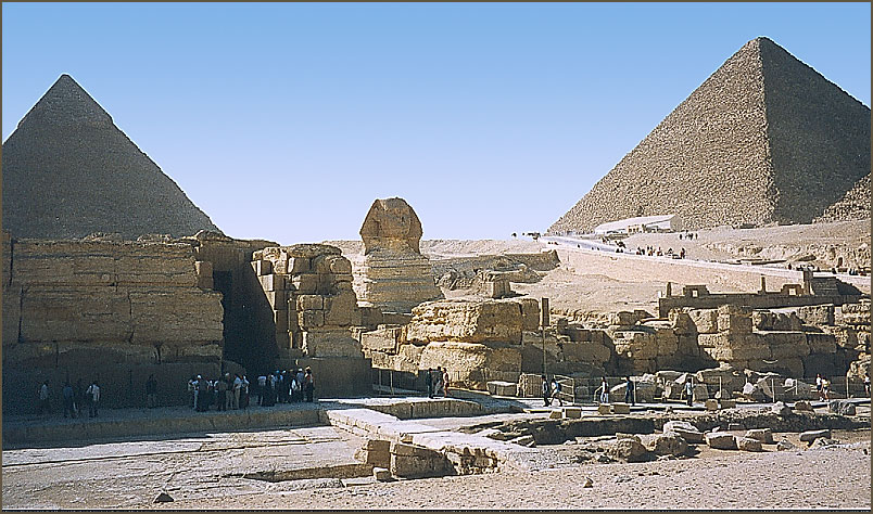 Некрополь в Гизе. Справа пирамида Хеопса, слева — Хефрена. Реконструкция.