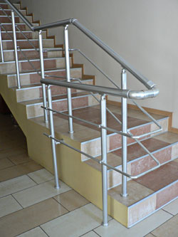 Лестницы обычно ограждаются капитальными стенами